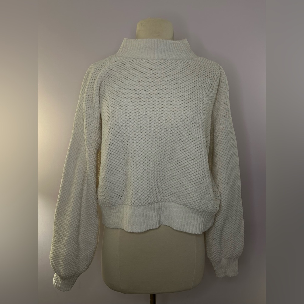 hollister white knit sweater size medium